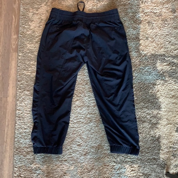 Athleta crop great used condition- size 6 - Picture 2 of 4